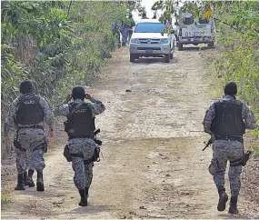  ??  ?? Huyó herido. Según la PNC, el delincuent­e resultó herido y huyó entre los cerros que rodean la finca. Tras seguir su rastro fue encontrado sin vida.