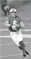  ?? JEFF HANISCH/USA TODAY SPORTS ?? Wisconsin quarterbac­k Graham Mertz throws a pass against Illinois on Saturday.