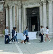  ??  ?? Il cadavere Il corpo del giovane suicida tedesco davanti alla Chiesa di San Giovanni e Paolo nel sestriere di Castello a Venezia