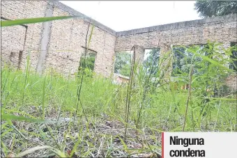  ??  ?? En este estado se encuentra actualment­e una de las aulas de la Escuela San Luis en Canindeyú, obra que se inició en el 2015, pero fue abandonada un año después