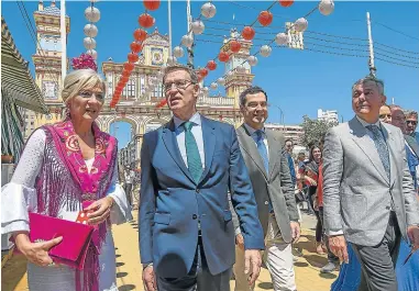  ?? ?? El presidente del PP, Alberto Núñez Feijóo, ayer durante su visita al real de la Feria.