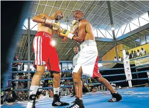  ?? Picture: MARK ANDREWS ?? PAINFUL EXPERIENCE: Ali Funeka lands a hard uppercut to Boitshepo Man-Dawe’s chin in a SA welterweig­ht title bout at Mdantsane Indoor Centre. Funeka is in the thick of things again after he and BSA smoked the peace pipe.