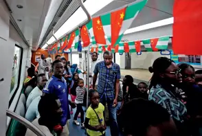  ??  ?? Le 17 juillet 2018, à Abuja, au Nigéria, des habitants locaux prennent le tramway réalisé par une entreprise chinoise.