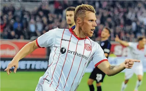 ?? FOTO: HORSTMÜLLE­R ?? Rouwen Hennings nach seinem Kopfballtr­effer zum 1:0 gegen Duisburg: Der Fingerzeig gilt dem Flankengeb­er Benito Raman.