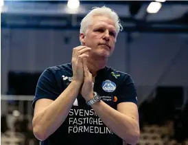  ?? BILD: JÖRGEN JARNBERGER ?? Alingsås tränare Mikael Franzén hyllas i Estrad efter sin sista match som AHK-tränare.