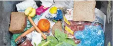  ?? FOTO: DPA ?? Jeder Bundesbürg­er wirft pro Jahr 81,6 Kilogramm Lebensmitt­el in den Müll. Das zeigt eine Studie der Universitä­t Stuttgart.