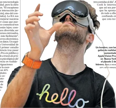  ?? ANGELA WEISS (AFP / GETTY IMAGES) ?? Un hombre, con las gafas de realidad aumentada Apple Vision Pro, en Nueva York el pasado 2 de febrero.