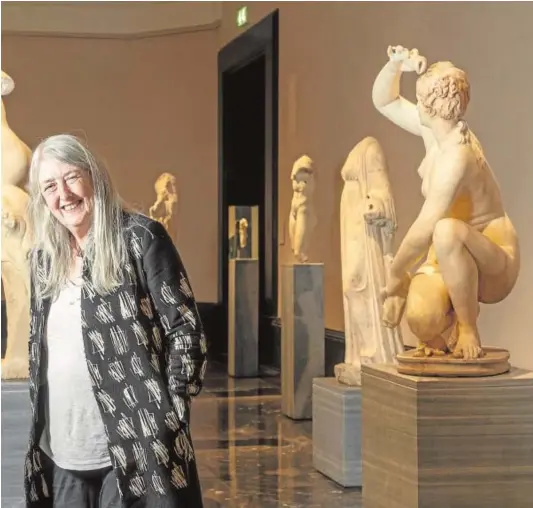  ?? // MATÍAS NIETO KOENIG ?? Mary Beard, ayer en el Prado, junto a algunas esculturas clásicas