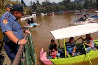  ?? Photo by Milo Brioso ?? UNDERCLASS­MEN. Police Regional Office Cordillera Director C/Supt. Edward Carranza interview the cadets taking advantage of their summer break at the Burnham Park lake.