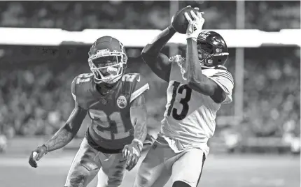  ?? JAY BIGGERSTAF­F/USA TODAY SPORTS ?? Steelers wide receiver James Washington catches a touchdown against the Chiefs.