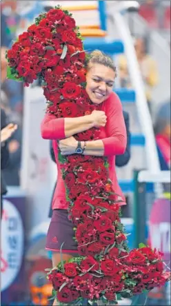  ??  ?? FELICIDAD. Halep disfrutó en la pista del número uno.