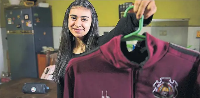  ?? RAMIRO PEREYRA ?? UNIFORME COLGADO. Ludmila Dávila Luque inició su secundaria este año y tuvo que resignarse a tener clases de manera remota.