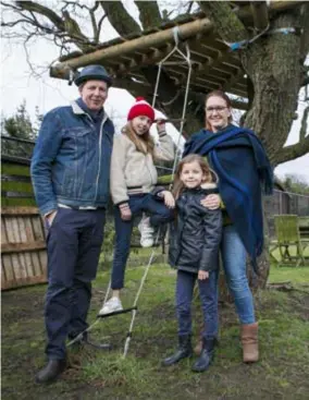  ?? FOTO DIRK KERSTENS ?? Katelijne Van den Bosch (40) verhuisde met haar man Rob (41) en dochters Nina (11) en Billie (7) van de Antwerpse binnenstad naar Deurne en woont nu in Wijnegem.