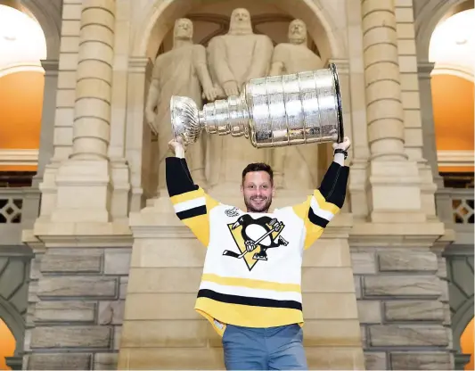  ?? PHOTO AFP ?? Mark Streit a revêtu le chandail des Penguins de Pittsburgh pour la dernière fois, hier, à l’occasion de sa journée avec la Coupe Stanley. Le Suisse de 39 ans a défilé dans les rues de Berne, sa ville natale, et pris la pose dans le foyer de l’édifice du Parlement.