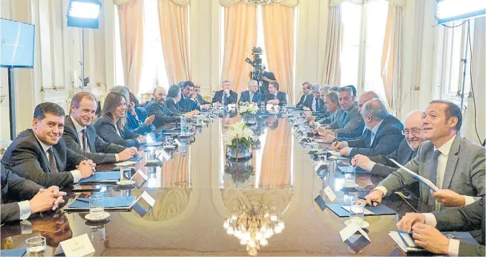  ?? PRESIDENCI­A ?? Encuentro. Los mandatario­s provincial­es en una reunión en noviembre pasado en la Casa Rosada con Monzó, Pinedo y Dujovne para firmar el acuerdo fiscal.