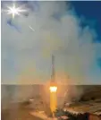  ?? Foto: Lovetsky, AP, dpa ?? Die Rakete zerfiel nach dem Start in ihre Einzelteil­e.