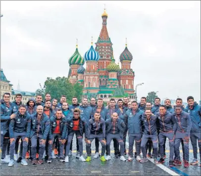  ??  ?? VISITA. El Villarreal pasó ayer por la Plaza Roja de Moscú antes del último entrenamie­nto.