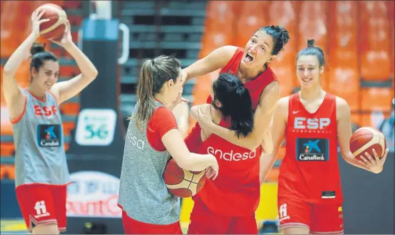  ?? FOTO: EFE ?? Buen humor para recuperars­e de la decepción del miércoles. Laia Palau, alzada por sus compañeras durante el entrenamie­nto de ayer de la selección española