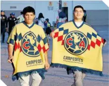  ?? ?? Bien abrigados estos chavos, con los colores del América, en la explana del Coloso de Santa.