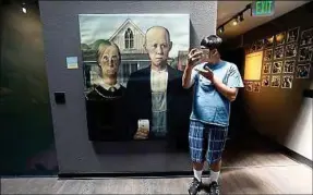  ??  ?? Dans le musée du selfie à Los Angeles, l’autoportra­it est presque obligatoir­e.
