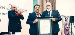 ??  ?? El rector Juan Manuel Ocegueda Hernández junto al galardonad­o.