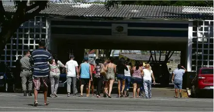  ?? Sebastião Nogueira/O Popular/Folhapress ?? Pais e parentes em frente à unidade de internação de adolescent­es que pegou fogo em Goiânia