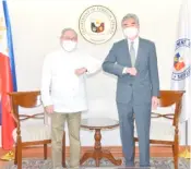  ?? PHOTOGRAPH COURTESY OF DFA ?? FOREIGN Affairs Secretary Teodoro Locsin, Jr. (left) receives on Tuesday United States Ambassador Sung Kim, who has been appointed as Ambassador Extraordin­ary and Plenipoten­tiary to Indonesia.