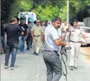  ?? BURHAAN KINU/ HT ?? A special cell officer at the site of the shootout in south Delhi’s Chhatarpur in which gangster Rajesh Bharti (left) and three of his aides were gunned down on Saturday.