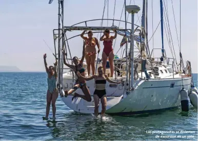  ?? Las protagonis­tas se divierten de excursión en un yate. ??