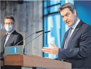  ?? FOTO: MATTHIAS BALK/DPA ?? Markus Söder (rechts), Csu-parteivors­itzender und Ministerpr­äsident von Bayern, teilte auf einer Pressekonf­erenz am Sonntag in München mit, dass die CSU als Konsequenz aus der Masken- und Berateraff­äre die Transparen­z-regeln für eigene Abgeordnet­e verschärft. Auf dem Bild neben ihm steht Csu-generalsek­retär Markus Blume.