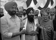  ?? HT PHOTO ?? Shamsher Singh Tur (C) being welcomed into Punjab Ekta Party by its chief Sukhpal Singh Khaira (L) and party’s Khadoor Sahib candidate Bibi Paramjit Kaur Khalra in Tarn Taran onSaturday.