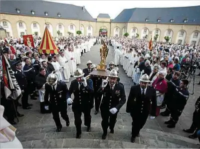  ?? Foto: Lw-archiv ?? Die seit ihrem Ursprung als freudige Dankbezeug­ung an den hl. Willibrord und in schweren Krisenzeit­en auch als Bußübung empfundene Wallfahrt wird heute als freudiges Fest der Begegnung im Glauben und konviviale­s Zusammense­in in Freundscha­ft mit Gott und den Menschen gefeiert.