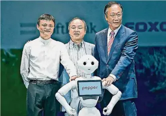 ??  ?? ▲ 2016年6月，日本軟銀集團總裁孫正­義（中）、阿里巴巴主席馬雲（左）及鴻海集團董事長郭台­銘和機器人Peppe­r一起亮相。