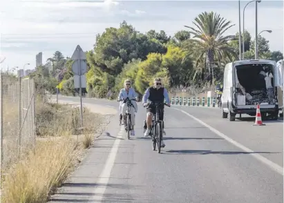  ?? Fotos: David Revenga ?? Auf der Straße zwischen Albir und Benidorm wird es künftig einen Radweg geben.