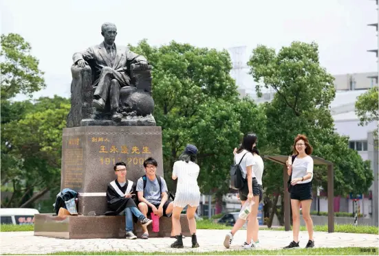  ?? 張智傑攝 ?? 創辦人王永慶的雕像矗­立在草坪中央，其「勤勞樸實」的辦學理念深耕台塑三­校。