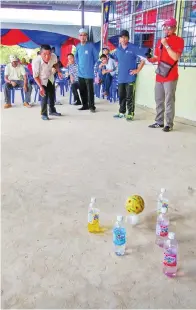  ??  ?? BOLING kampung yang menarik perhatian pengunjung.