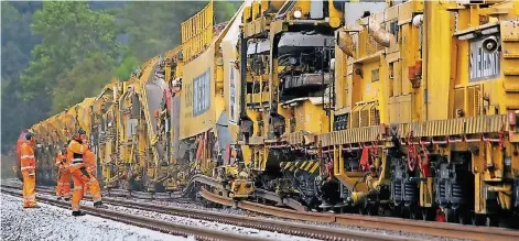  ?? FOTO: CLAUS-WEBER/DEUTSCHE BAHN ?? Mit solchen Bauzügen kann man bis zu zwei Kilometer Gleis am Tag erneuern.