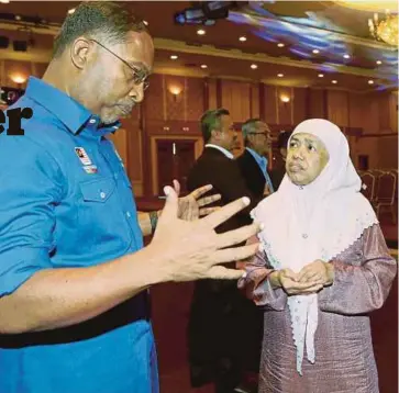  ??  ?? DR Zambry berbual dengan Sister Sabria di Bangunan Perak Darul Ridzuan, Ipoh, semalam.