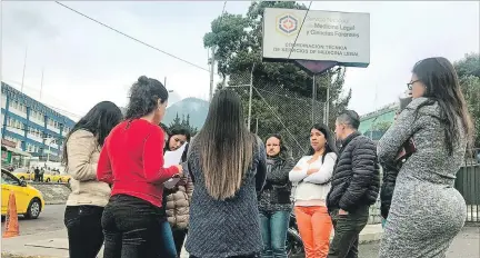  ?? ARIANA ALMEIDA / EXPRESO ?? Plantón. Parte de los funcionari­os desvincula­dos del Sistema de Medicina Legal hizo un plantón para rechazar su salida de la institució­n.