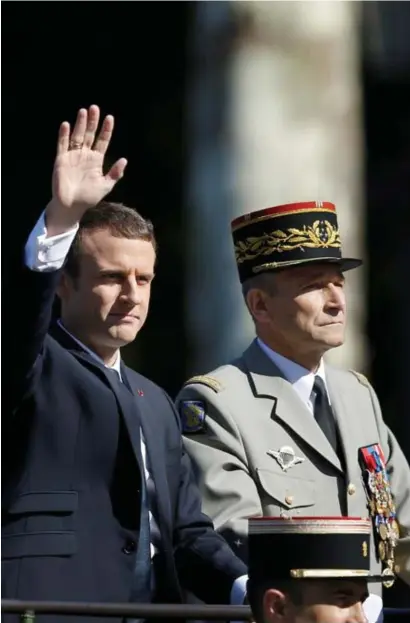  ?? © reuters ?? Clash der ego’s: president Macron en generaal Pierre de Villiers. De laatste nam ontslag. Of liever: moest ontslag nemen.