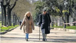  ?? ÓSCAR CHAMORRO ?? Una pareja de jubilados pasea por un parque.