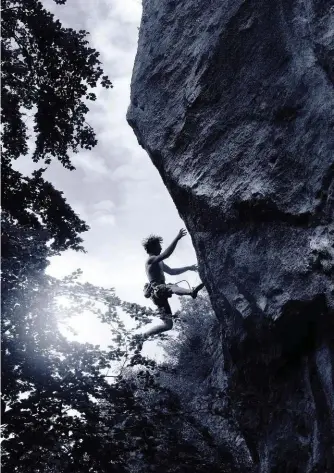  ?? Équipé par Ben Martineau ©EB - test matos 2020 ?? Maxime DARBOT “survole” le crux de De Glee ou de force 8b+.