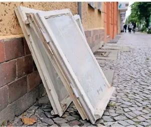  ?? FOTO: DPA ?? Werden alte Fenster gegen neue ausgetausc­ht, kann das eine Instandhal­tung und gleichzeit­ig auch eine Modernisie­rung sein.