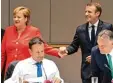  ?? Foto: dpa ?? Verschiede­ne europäisch­e Politiker ha ben einen Plan gefasst, was mit Flücht lingen künftig geschehen soll. Im Hinter grund siehst du Kanzlerin Merkel mit Frankreich­s Präsident Macron.