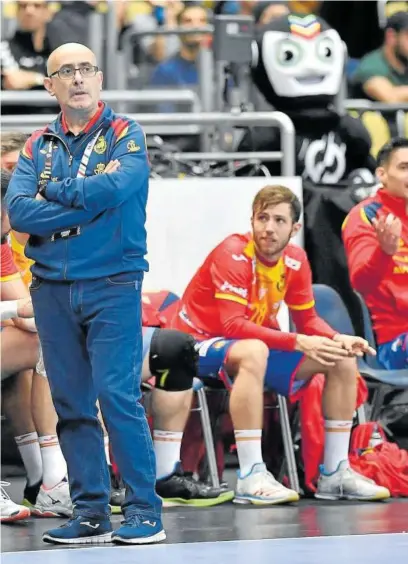  ?? Foto: Efe ?? Jordi Ribera, de pie junto a su banquillo durante el España-japón del pasado lunes.