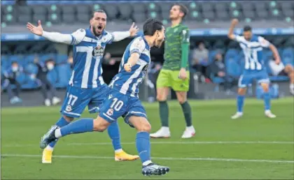  ??  ?? Héctor Hernández corre a felicitar a Lara, autor del gol de la victoria del Deportivo ante el Guijuelo.