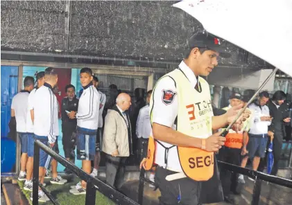  ??  ?? Los jugadores. Con Rojo a la cabeza, pero bajo techo, el plantel salió a ver como estaba el Monumental.