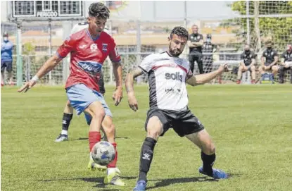  ?? EL PERIÓDICO ?? Álex Jiménez, derecha, en un partido con el extinto CD Miajadas ante el Diocesano. ▷