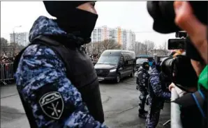  ?? ?? Politiet var mødt talstaerkt frem for at forhindre uro og protester under begravelse­n. Foto: Alexander Nemenov/AFP