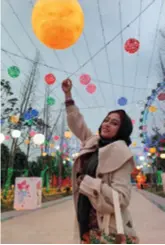  ?? ?? Hira Anwar visits a lantern park in Chengdu, Sichuan Province, on February 14